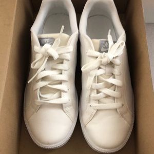 White Nikes size 8.5